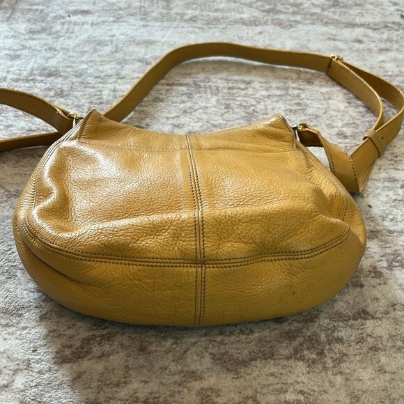 Aigner Elegant Yellow Leather Shoulder Bag - Picture 4 of 14